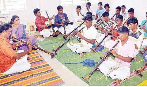 ஸ்ரீரங்கம் அரசு இசைப் பள்ளியில் நாகசுரம் கற்றுக் கொள்ளும் மாணவர்கள்.