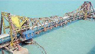 பாம்பன் ரயில் தூக்குப் பாலம் சீரமைக்கப்பட்ட பின்னர் நடைபெற்ற ரயில் சோதனை ஓட்டம் (கோப்புப் படம்). 