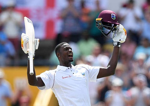 77-க்கு சுருண்ட இங்கிலாந்து: இரட்டைச் சதம் விளாசிய மே.இ.தீவுகள் கேப்டன்