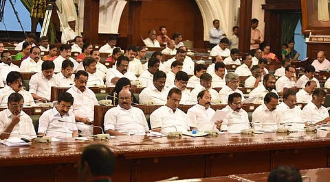 குனிந்து கும்பிட்டு பதவியைப் பெற்றது யார்? பேரவையில் இன்றைய முக்கிய விவாதம் இதுதான்!