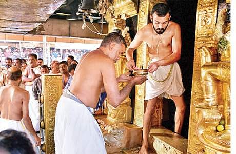 சபரிமலையில் 50 வயதுக்குள்பட்ட 2 பெண்கள்  சுவாமி தரிசனம் செய்ததை அடுத்து, கோயில் நடையை அடைத்து, புனிதச் சடங்குகளை மேற்கொள்ளத் தயாராகும் மேல்சாந்திகள்.