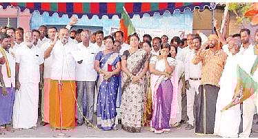 சபரிமலையில் 50 வயதுக்குட்பட்ட பெண்கள் தரிசனம் : கேரள அரசைக் கண்டித்து ஆர்ப்பாட்டம்