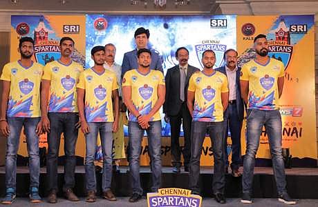 அறிமுக விழாவில் பங்கேற்ற இந்திய வாலிபால் சம்மேளன தலைவர் வாசுதேவன், பொதுச் செயலாளர் ராம்அவதார் சிங், அணி உரிமையாளர் ராஜசேகரன் சிவப்பிரகாசம் மற்றும் வீரர்கள்.