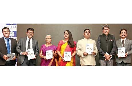 ரோபோட்டிக் உதவியுடன் முழங்கால் மாற்று அறுவை சிகிச்சை குறித்த தகவல் கையேடு வெளியீட்டு விழாவில் (இடமிருந்து) சிம்ஸ் மருத்துவமனை முதுநிலை துணைத் தலைவர் 