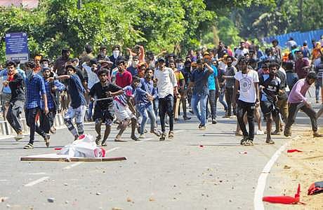 கேரள மாநிலம், கொச்சியில்  நடந்த முழு அடைப்பு போராட்டத்தின்போது கல்வீச்சில் ஈடுபட்டவர்கள்.