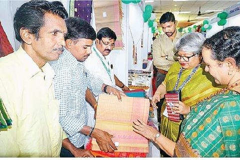 சென்னை நுங்கம்பாக்கத்தில் வியாழக்கிழமை கிராமிய திருவிழா கண்காட்சியை தொடங்கி வைத்து பார்வையிட்ட ரிசர்வ் வங்கியின் சென்னை மண்டல இயக்குநர் அருந்ததி மெக். 