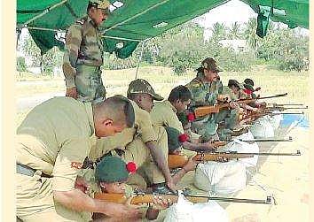 துப்பாக்கி  சுடுதல்  பயிற்சியில்  ஈடுபட்ட  தேசிய  மாணவர்  படையினர்.