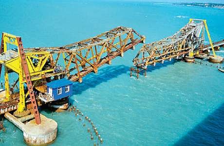 30 நாள்களுக்குப் பிறகு வியாழக்கிழமை பாதி திறந்து மூடப்பட்ட பாம்பன் ரயில் தூக்குப் பாலம்.