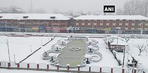 புது வெள்ளை மழை இங்கு பொழிகின்றது: இந்தியாவின் பிற பகுதிகளில் இருந்து காஷ்மீர் துண்டிப்பு