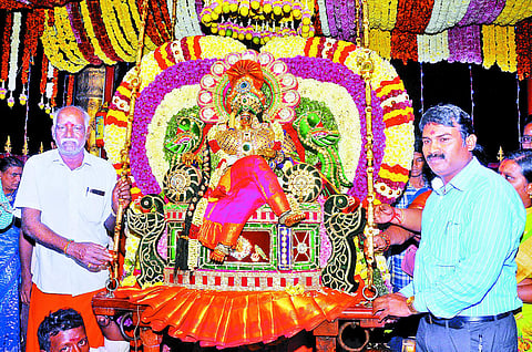 மேல்மலையனூரில் அமாவாசை ஊஞ்சல் உற்சவம்