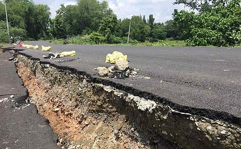 தார் சாலையில் ஒரே மாதத்தில் மாபெரும் விரிசல்: செலவு ரூ.6 கோடியாம்!