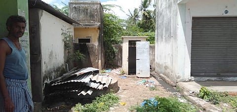 சிதிலமைடந்த நிலையில் காணப்படும் திருப்பட்டினம் மாா்க்கெட் வளாகத்தின் கழிப்பறை