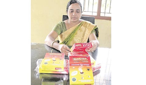 இயற்கை முறை சாம்பிராணி தயாரிப்பில் மகளிர்!