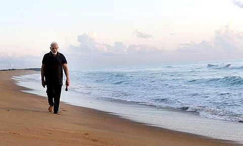 கடற்கரையை சுத்தம் செய்த பிரதமர் மோடி