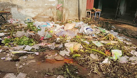 நாகை நீலா தெற்கு வீதியில் தேங்கிக் கிடக்கும் குப்பை.