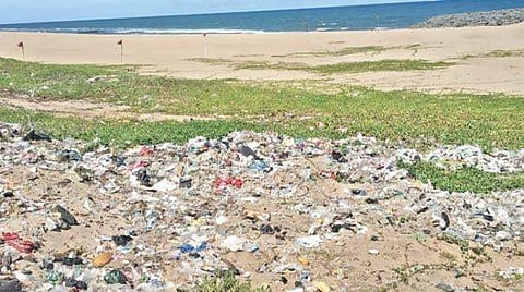 கோவளத்தில் தேங்கிய குப்பைகள்