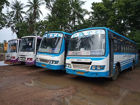 காரைக்கால் பணிமனையில் நிறுத்தப்பட்டிருக்கும் பேருந்துகள்.