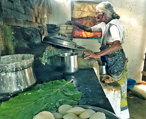 இட்லி தயாரிப்புப் பணியில் கமலாத்தாள் பாட்டி