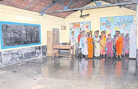 வானமே கூரையான புல்லரம்பாக்கம் அரசுப் பள்ளி: மழைநீர் ஒழுகுவதால் மாணவர்கள் அவதி