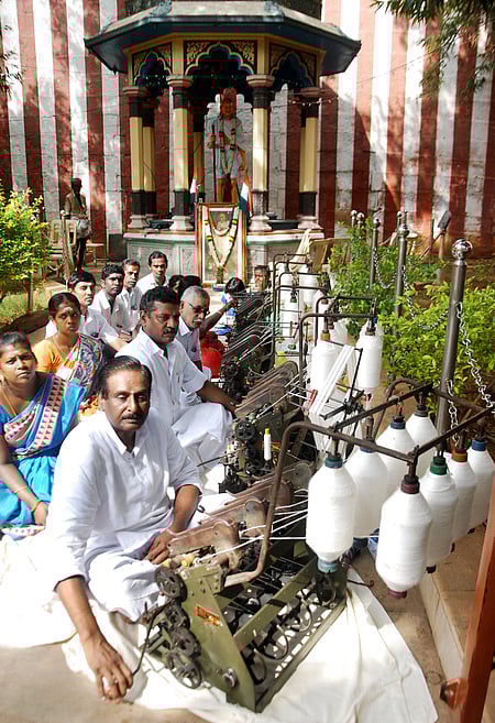 காந்தி ஜயந்தி விழாவையொட்டி மதுரை அம்மன் சன்னதி காந்தி சிலை தோட்ட வளாகத்தில் நூற்பு வேள்வியை செவ்வாய்க்கிழமை தொடங்கி வைக்கிறாா் அம்மன் சன்னதி காந்தி ஜயந்தி கமிட்டியின் தலைவா் மு. சிதம்பரபாரதி.