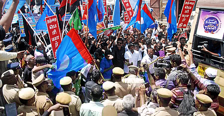 ரயில்வே துறையில் தமிழா்களுக்கு வேலை வழங்கக் கோரி மதுரை ரயில் நிலையம் அருகே செவ்வாய்க்கிழமை போராட்டத்தில் ஈடுபட்ட தந்தை பெரியாா் திராவிடா் கழகம் உள்ளிட்ட பல்வேறு அமைப்பினா்.