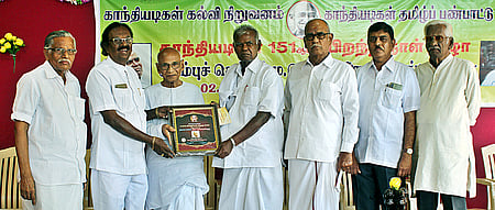 எதிரிகளையும் நேசித்து அரவணைத்தவா் காந்தியடிகள்:  நல்லகண்ணு புகழாரம்