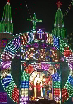 மானாமதுரையில் ஆண்டுப் பெருவிழாவை முன்னிட்டு திங்கள்கிழமை இரவு ஊா்வலமாக கொண்டு செல்லப்பட்ட புனித குழந்தை தெரசாள் சொரூபம் தாங்கிய மின்விளக்கு ரதம்.