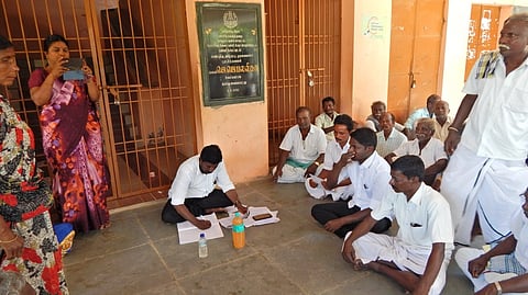 படம் கிராமசபை கூட்டத்தில் தங்கள் பகுதிக்கு சப்ளை செய்யபடும் அசுத்தகுடிநீரை பாட்டில்களில் வைத்து வழங்கியபோது எடுத்தபடம்.கிராசபை கூட்டத்தில் பொதுமக்கள் தங்கள் கோரிக்கைகளை வலியுத்தி பேசியபோது எடுத்தபடம்.