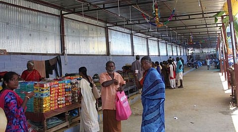 கனி மாா்க்கெட் ஜவுளிச் சந்தையில் அமைக்கப்பட்டுள்ள தற்காலிக கடைகள்.