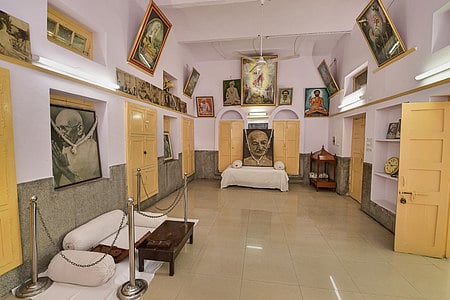 தில்லி வால்மீகி கோயில் உள்ள காந்தி வாழ்ந்த ‘பாப்பு ஆவாஸ்’ அறை.