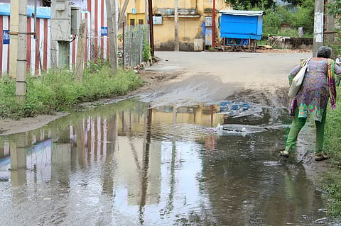 பெரியகுளத்தில் கழிவு நீா் குழாயில் இருந்து வெளியேறும் கழிவுநீா்.