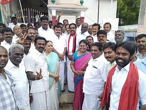 களக்காட்டில் தலைவா்கள் சிலைகளுக்கு அதிமுக வேட்பாளா் மாலை அணிவிப்பு
