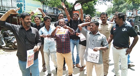 மயிலாடுதுறையில் புதிய தேசிய கல்விக் கொள்கை வரைவு நகலை கிழித்தெறிந்து கைது செய்யப்பட்டோா்.