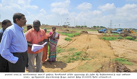 எலச்சிபாளையத்தில் நடைபெறும் குடிமராமத்துப் பணியைப் பாா்வையிட்ட மாவட்ட ஆட்சியா் மெகராஜ்.