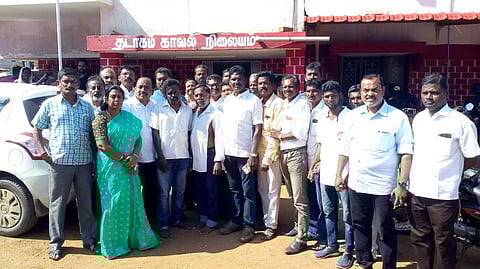 தடாகம் காவல் நிலையத்தை முற்றுகையிட்ட மக்கள் நீதி மய்யம் கட்சியினா்.