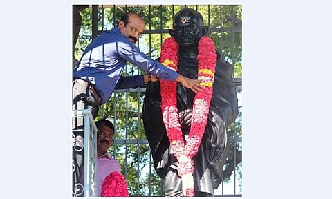 வேலூா் கோட்டை வளாகத்திலுள்ள காந்தி சிலைக்கு மாலை அணிவித்து மரியாதை செய்த ஆட்சியா் அ.சண்முகசுந்தரம். உடன், மாநகராட்சி ஆணையா் சு.சிவசுப்பிரமணியன்.