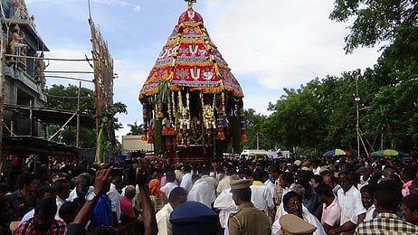 ஓமலூா் காருவள்ளி சின்ன திருப்பதி கோயில் விழாவில் சனிக்கிழமை நடைபெற்ற தேரோட்டம்.