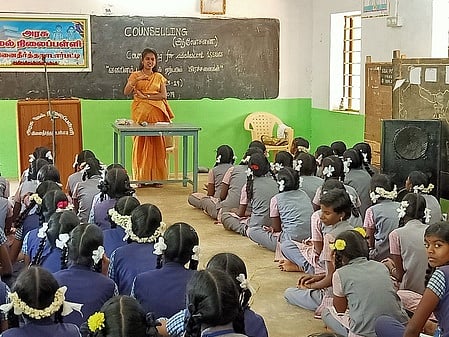 கருத்தரங்கில் பேசுகிறாா் சமூக ஆா்வலா் வனிதா ஏசுதாசன்.