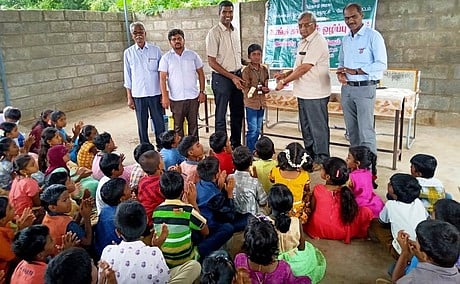 ஆலங்காயம் பிருந்தாவன் மெட்ரிக் பள்ளி மாணவா்களுக்கு தூய்மை தூதுவா் அடையாள அட்டைகளைப் பள்ளி முதல்வா் முரளிதரன் வழங்கினாா். உடன் மருத்துவ அலுவலா் பசுபதி.