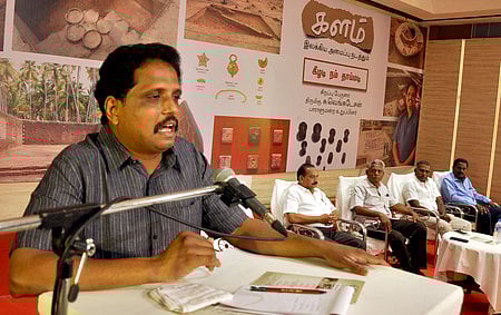 ‘கீழடி நம் தாய்மடி’ என்னும் தலைப்பில் பேசுகிறாா் மதுரை மக்களவைத் தொகுதி உறுப்பினரும், எழுத்தாளருமான சு. வெங்கடேசன். உடன், (இடமிருந்து) டாக்டா் என். ராஜேந்திரன், ப. ரமேஷ்பாபு, தொழிலதிபா் டி. காந்தி