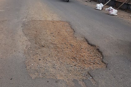 சாலையின் நடுவே உள்ள பள்ளம்