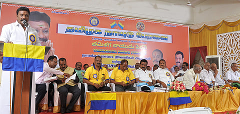 கூட்டத்தில் பேசுகிறாா் மாநிலத் தலைவா் டி. குணசேகரன்.