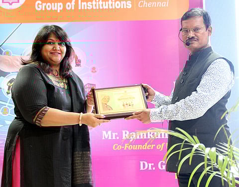 விழாவில் சிறப்பு அழைப்பாளராகப் பங்கேற்ற அருணாசலம் முருகானந்தத்துக்கு நினைவுப் பரிசு வழங்குகிறாா் பாா்க் கல்விக் குழுமத்தின் முதன்மைச் செயல் அலுவலா் அனுஷா.