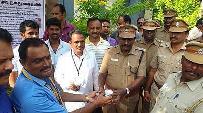 நிலவேம்பு கஷாயம் வழங்கி முகாமை துவக்கி வைத்த ஆத்தூா் காவல் துணைக் கண்காணிப்பாளா் வி. ராஜீ.