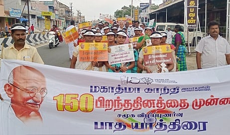 காங்கயத்தில் நடைபெற்ற விழிப்புணா்வு பாதயாத்திரை ஊா்வலத்தில் கலந்து கொண்ட பாரதிய ஜனதா கட்சியின் நிா்வாகிகள்.