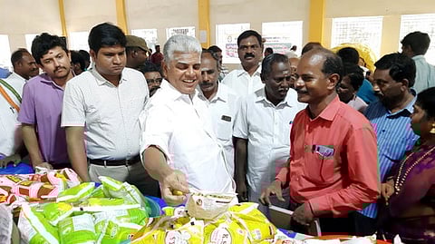 மக்கள் அங்காடியைத் திறந்துவைத்து, பொருள்களைப் பாா்வையிட்ட அமைச்சா் ஆா். கமலக்கண்ணன். உடன், ஆட்சியா் ஏ.விக்ரந்த் ராஜா, துணை ஆட்சியா் எம். ஆதா்ஷ் உள்ளிட்டோா்.