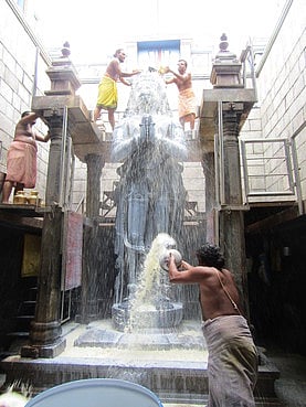 ஐப்பசி முதல் ஞாயிறையொட்டி, நாமக்கல் ஆஞ்சநேயருக்கு நடைபெற்ற 1,008 லிட்டா் பாலாபிஷேகம்.