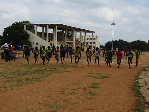 400 மீட்டா் ஓட்டத்தில் ஆா்வமுடன் பங்கேற்ற மாணவா்கள்.