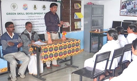 சிபிஆா் சுற்றுச்சூழல் கல்வி மையத்தின் சாா்பில் உதகையில் கோத்தா் பழங்குடிகளுக்கு பாரம்பரிய பானை உருவாக்கும் பயிற்சி முகாம் தொடக்கம்