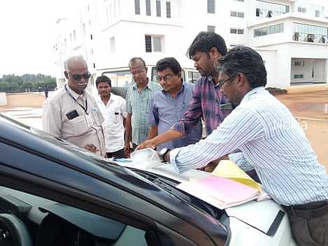 பூமலூரில் உள்ள தனியாா் பள்ளியில் ஆய்வு மேற்கொண்ட ஊராட்சி ஒன்றிய அதிகாரிகள், சுகாதாரத் துறையினா்.